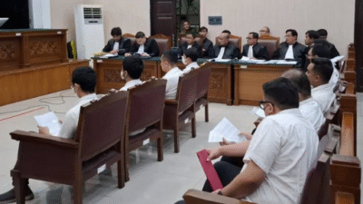 Eks pegawai Kominfo akui jaga situs judi online atas perintah atasan. Pleidoi ungkap peran dan tanggung jawabnya.