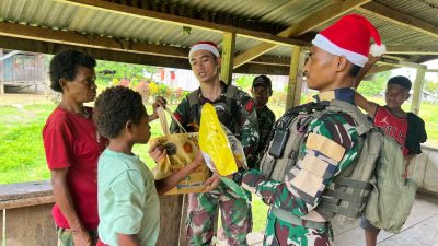 Natal 2025: Satgas Pamtas Papua Bagikan Sembako di Keerom