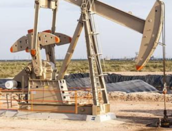 Harga Minyak Dunia Melonjak Tajam 5%: Dipicu Sanksi AS ke Raksasa Energi Rusia