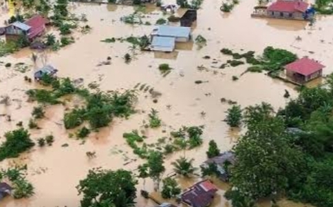 Fokus Penanganan Banjir: Evakuasi Kayu Tapsel dan Bantuan Logistik